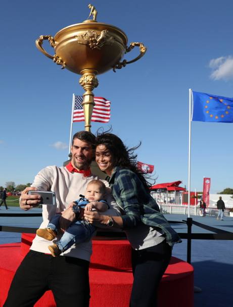 Michael Phelps si scatta un selfie con la moglie Nichole e baby Boomer davanti ad una riproduzione gigante della Ryder Cup, in programma nel fine settimana all&#39;Hazeltine National GC di Chaska, in Minnesota